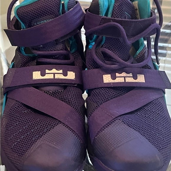 Nike Lebron Soldier IX Purple Summit Lake Hornets 749417 510 - Picture 2 of 5